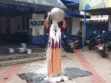 വൈദ്യുതി മുടങ്ങിയതിനെ തുടർന്ന് മാവ് പുളിച്ചു; KSEBക്ക് മുന്നിലെത്തി തലയിലൊഴിച്ച് പ്രതിഷേധിച്ച് സംരംഭകൻ