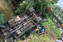 കോഴിക്കോട് KSRTC ബസ് പുഴയിലേക്ക് മറിഞ്ഞു; 2 മരണം; നിരവധിപേർക്ക് പരിക്ക്