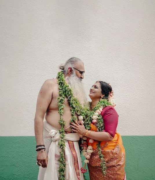  ടെലിവിഷൻ താരങ്ങളായ ക്രിസ് വേണുഗോപാലും (Chris Venugopal)ദിവ്യ ശ്രീധറും(Divya Sridhar) ബുധനാഴ്ചയാണ് വിവാഹിതരായത്. ഗുരുവായൂരിലായിരുന്നു വിവാഹം. അടുത്ത ബന്ധുക്കൾ മാത്രമാണ് ചടങ്ങിൽ പങ്കെടുത്തത്.