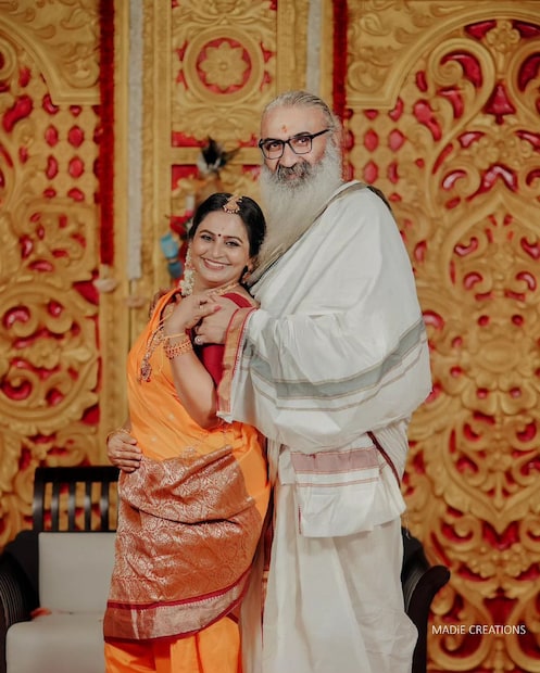  ഒരു പക്ഷെ അദ്ദേഹം സീരിയലിൽ ഒരു മുത്തശ്ശൻ വേഷം ചെയ്തതുകൊണ്ടാകണം പ്രായകൂടുതൽ തോന്നുന്നത് എന്ന വാദം ഉയരുന്നുണ്ട്. ഏത് വിഷയത്തെ കുറിച്ചും അനായാസമായി സംസാരിക്കുന്ന, പല ശബ്ദത്തിലും അനായേസേന ഡബ്ബ് ചെയ്യാൻ ആകുന്ന ഒരു കലാകാരൻ. ഡോക്ട്രേട്ടും എൽഎൽബിയും നേടിയ അദ്ദേഹത്തിന് റേഡിയോ, ടെലിവിഷൻ രം​ഗത്ത് വർഷങ്ങളുടെ അനുഭവ സമ്പത്തുമുണ്ട്.