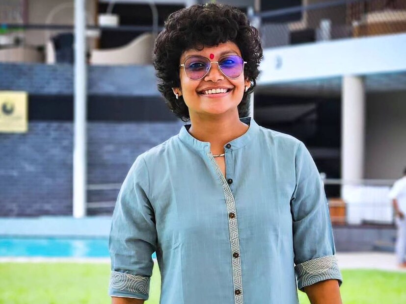 ബാലയുടെ പക്കൽ തോക്കുണ്ട്.ഒരിക്കൽ അമൃതയുടെ വീട്ടിൽ വടിവാളുമായി വെട്ടാൻ വന്ന സാഹചര്യമുണ്ട്. പേടി കാരണം ഒന്നിച്ചു നിൽക്കുകയാണ് തങ്ങൾ. അമൃത കടന്നു പോയ പീഡനങ്ങളെ കുറിച്ച് നന്നായി അറിയാം. അതിനേക്കാളും മോശമായ കാര്യങ്ങളാണ് ബാലയെ കുറിച്ച് താൻ കേട്ടത്. ഇത്രയും മോശമായി ഒരാൾക്ക് ജീവിക്കാൻ സാധിക്കുമോ എന്നറിയില്ല. ഭാര്യയെ സ്നേഹിക്കുന്ന ഭർത്താവോ, മകളെ സ്നേഹിക്കുന്ന അച്ഛനോ അല്ല. ബാല എവിടെയോ വച്ച് താലികെട്ടി, ആറു മാസത്തിനു ശേഷമാണ് എലിസബത്തുമായി റിസപ്‌ഷൻ നടത്തിയത് 