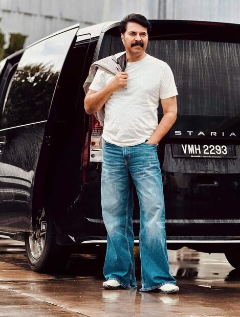  വ്യത്യസ്ത ലുക്കിലെത്തി എപ്പോഴും ആരാധകരെ അമ്പരപ്പിക്കാറുള്ള നടനാണ് മമ്മൂട്ടി. അദ്ദേഹത്തിന്റെ ഫാഷൻ സെൻസ് തന്നെയാണ് അതിന് കാരണം. പുതിയ ലുക്കിലുള്ള താരത്തിന്റെ ഫോട്ടോകൾ ഞൊടിയിട കൊണ്ട് വൈറാലാകാറുമുണ്ട്.