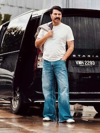 'ഇക്കാന്ന് വിളിച്ച വായോണ്ട് ചെക്കാന്നു വിളിക്കേണ്ടി വരുലോ'; കിടിലൻ ലുക്കിൽ വീണ്ടും ഞെട്ടിച്ച് മമ്മൂട്ടി 'ഇക്കാന്ന് വിളിച്ച വായോണ്ട് ചെക്കാന്നു വിളിക്കേണ്ടി വരുലോ'; കിടിലൻ ലുക്കിൽ വീണ്ടും ഞെട്ടിച്ച് മമ്മൂട്ടി