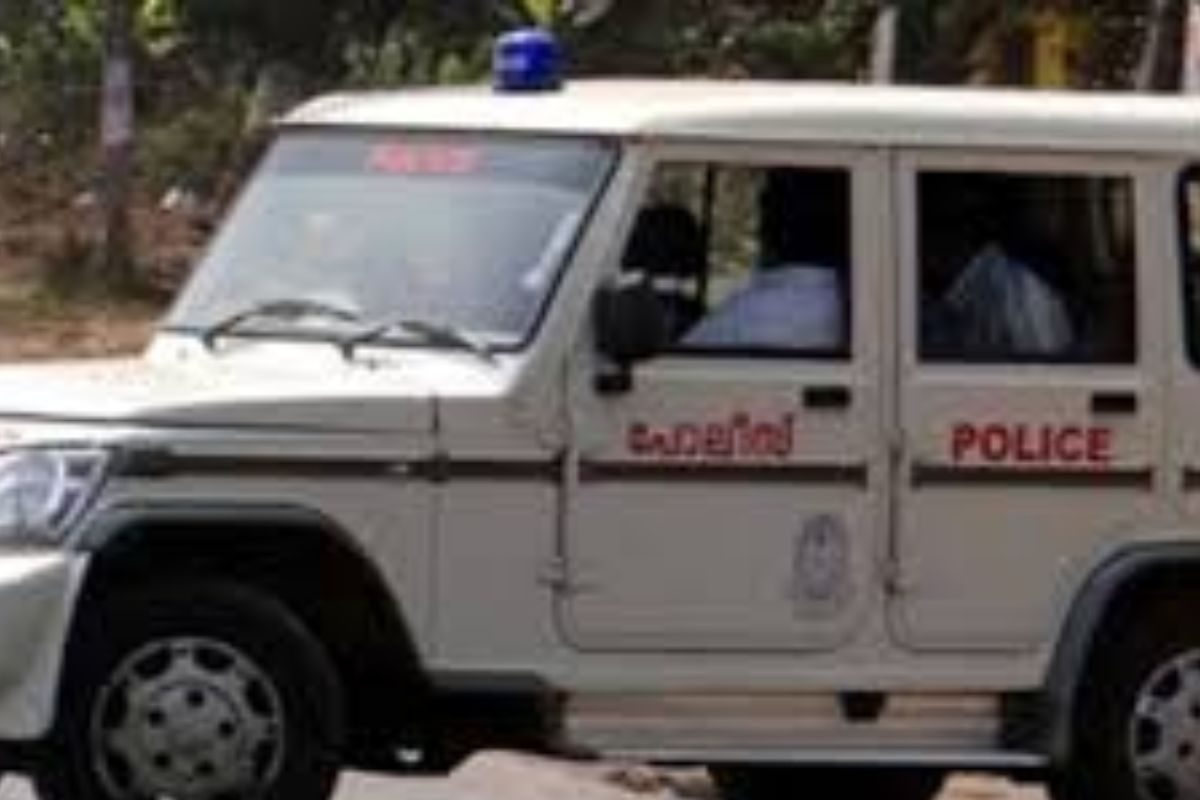 कोल्लम में साढ़े तीन साल की बच्ची से छेड़छाड़ के मामले में पुलिस ने 20 साल के एक युवक को गिरफ्तार किया है कोल्लम में साढ़े तीन साल की बच्ची से छेड़छाड़ के मामले में पुलिस ने 20 साल के एक युवक को गिरफ्तार किया है