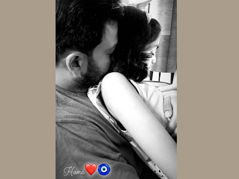 ഹോം എന്ന് ഒറ്റവാക്കിൽ ഒരു ക്യാപ്‌ഷനും കൂടിയുണ്ട് ഈ ചിത്രത്തിന്. അല്ലിയുടെ മുഖം പുറത്തുകാണിക്കുന്നതിൽ വിമുഖതയുണ്ട് പൃഥ്വിരാജിനും ഭാര്യ സുപ്രിയക്കും. എല്ലാ വർഷവും മകളുടെ ജന്മദിനത്തിൽ, ഒരു ചിത്രം പതിവുതെറ്റാതെ പൃഥ്വിരാജിന്റേയും സുപ്രിയാ മേനോന്റെയും പേജുകളിൽ എത്താറുണ്ട്. ഇക്കഴിഞ്ഞ സെപ്റ്റംബർ മാസത്തിലായിരുന്നു അല്ലി മോളുടെ പിറന്നാൾ. അതുകൊണ്ട് തന്നെ അതിനു ശേഷം എത്തിയ ഈ ചിത്രത്തിലും അല്ലി മോൾടെ മുഖം വ്യക്തമാക്കിയിട്ടില്ല. നാട്ടിൽ കൊച്ചിയിലായിരുന്നു അലംകൃതയുടെ സ്കൂൾ വിദ്യാഭ്യാസം