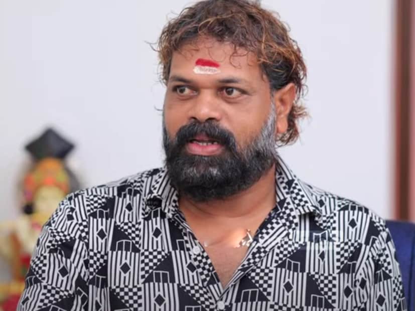  ഞങ്ങള്‍ അറിയാതെ വേറൊരാള്‍ ഷൂട്ട് ചെയ്ത് ഇട്ടതാണെന്ന് പറഞ്ഞാലും ഓക്കെയാണ്. അല്ലാതെ ഇവർ തന്നെ എല്ലാം ചെയ്തിട്ട് പിന്നെ. അത് ആര് ചെയ്താലും. മുമ്പ് സുധിക്കെതിരെ സൈബർ അറ്റാക്ക് നടന്ന സമയത്ത് സുധിക്ക് വേണ്ടി വിഡിയോ ഇടാൻ ആരും വന്നതായി ഞാൻ കണ്ടില്ല. പക്ഷേ ഇങ്ങനൊരു അവസ്ഥ വന്നപ്പോള്‍ അതൊക്കെ മാക്സിമം ഉപയോഗിക്കുകയാണെന്നാണ് എല്ലാവർക്കും ചിന്ത പോയത്. സാധാരണ ഒരു ബുദ്ധിയുള്ളവർക്ക് അങ്ങനെയാണ് തോന്നുക. അതിന് പബ്ലിക്കിനെ കുറ്റം പറഞ്ഞിട്ട് കാര്യമില്ല. ജെനുവിനാണെങ്കിൽ രഹസ്യമായിട്ടാണ് ചെയ്യേണ്ടതെന്നുമാണ് നടന്റെ വാക്കുകൾ.