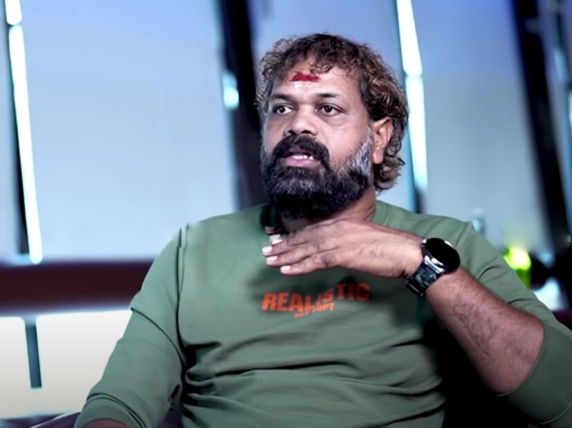  അന്തരിച്ച മിമിക്രി നടൻ കൊല്ലം സുധിയുടെ കുടുംബത്തെ സഹായിക്കുന്ന വീഡിയോ അവതാരക ലക്ഷ്മി നക്ഷത്ര സോഷ്യൽ മീഡിയയിൽ പങ്കുവയ്ക്കുന്നതിൽ പ്രതികരണവുമായി നടൻ സാജു നവോദയ. സുധിയെ വിറ്റ് കാശാക്കുന്ന രീതിയിലാണ് പ്രവർത്തിക്കുന്നതെങ്കിൽ ജനങ്ങൾക്കും അത് തന്നെ തോന്നുമെന്നാണ് നടൻ പറഞ്ഞത്. ഒരു യൂട്യൂബ് ചാനലിന് നൽകിയ അഭിമുഖത്തിൽ സംസാരിക്കുകയായിരുന്നു സാജു നവോദയ.