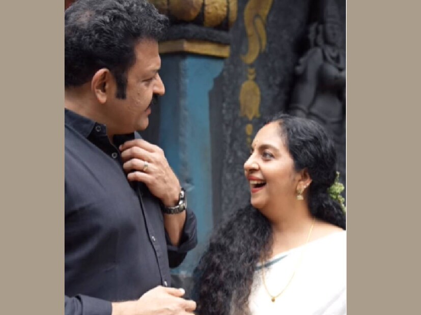 തങ്ങളുടെ വീട് തന്നെ ഒരു ബിഗ് ബോസ് വീടാണ് എന്നൊരിക്കൽ മൂത്തമകൾ അഹാന കൃഷ്ണ പറഞ്ഞിരുന്നു. വീട്ടിൽ ഇവരുടെ വീഡിയോകൾ ഷൂട്ട് ചെയ്യാൻ ഒരു സ്റ്റുഡിയോ തന്നെ സെറ്റ് ചെയ്തിരുന്നു. അത്രയേറെ സംഭവബഹുലമാണ് 'സ്ത്രീ' എന്ന ഭവനം. എന്നാൽ, നിറസന്തോഷത്തിനിടെ ഒരു മനോദുഃഖം നേരിടേണ്ടി വന്നതിനെ കുറിച്ചാണ് സിന്ധു കൃഷ്ണയുടെ പുതിയ പോസ്റ്റ്. ആ സാഹചര്യത്തിൽ തന്റെയും കുടുംബത്തിന്റെയും ഒപ്പം നിന്ന ഡോക്‌ടർമാർക്ക്‌ സിന്ധു നന്ദി അറിയിക്കുന്നു. നന്ദി പോസ്റ്റിൽ ഇത്തവണ സിന്ധുവിന്റെ അച്ഛനും അമ്മയുമാണുള്ളത് (തുടർന്ന് വായിക്കുക) 