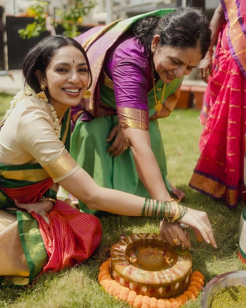 നാഗ ചൈതന്യയുടെ പിതാവ് നാഗാർജുനയാണ് മകന്റെ പുനർവിവാഹ വിവരം ഔദ്യോഗികമായി പ്രഖ്യാപിച്ചത്. അതിനു ശേഷം ശോഭിതയുടെ ഇൻസ്റ്റഗ്രാം പേജിലും കുറെയേറെ ചിത്രങ്ങൾ വന്നുചേർന്നു. ഒരു സാഹിത്യ കൃതിയിലെ വാക്കുകൾ കുറിച്ചുകൊണ്ടാണ് ശോഭിത പോസ്റ്റ് ഇട്ടത്. ശോഭിതയുടെ ആദ്യവിവാഹമാണിത്. 2021ലായിരുന്നു നാഗ ചൈതന്യ സമാന്തയുമായി വേർപിരിഞ്ഞത്. ഒരു സോഷ്യൽ മീഡിയ പോസ്റ്റിലൂടെയായിരുന്നു വേർപിരിയൽ വാർത്ത പുറത്തറിഞ്ഞത് 