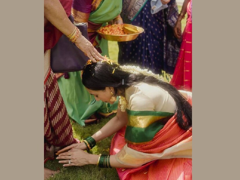 ഒരുപറ്റം ചിത്രങ്ങൾ പങ്കിട്ടുകൊണ്ടാണ് ശോഭിത വിവാഹം അടുത്തെത്തിയ വിവരം പരസ്യമാക്കിയത്. മനോഹരമായ ഒരു പരമ്പരാഗത സാരിയാണ് ശോഭിത അണിഞ്ഞിരുന്നത്. ഓറഞ്ച് നിറത്തിലെ സാരിക്ക് പച്ച കരയുണ്ട്. അതിനൊപ്പം ബെയ്ഷ് നിറത്തിലെ ബ്ലൗസും സ്വർണാഭരണങ്ങളും പച്ച നിറത്തിലെ വളകളും ശോഭിത അണിഞ്ഞു. കുടുംബാംഗങ്ങളുടെ ഒപ്പമാണ് ശോഭിത ചിത്രങ്ങൾ പ്രത്യക്ഷപ്പെട്ടത്. ഈ ചിത്രങ്ങളിൽ വരൻ നാഗ ചൈതന്യയെയോ കുടുംബത്തെയോ കാണാനില്ല. വധുവിന്റെ വീട്ടുകാർ മാത്രം പങ്കുകൊള്ളുന്ന ചടങ്ങാകും ഇത് (തുടർന്ന് വായിക്കുക)