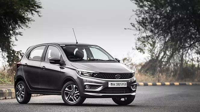  ടാറ്റ ടിയാഗോ (Tata Tiago): ഈ കാറിന് 5.99 ലക്ഷം മുതൽ 8.75 ലക്ഷം രൂപ വരെ വിലയുള്ള ടാറ്റയുടെ ഏറ്റവും താങ്ങാനാവുന്ന മോഡലിന് 2023 പെട്രോൾ മോഡലുകൾക്ക് 90,000 രൂപ വരെ കിഴിവ് ലഭിക്കും. 2023 സിഎൻജി വേരിയൻ്റുകൾക്ക് 85,000 രൂപ വരെ കിഴിവ് ലഭിക്കും. അതേസമയം, 2024 ടിയാഗോകൾക്ക് ഉയർന്ന വേരിയൻ്റുകളിൽ 30,000 രൂപ വരെ കിഴിവുണ്ട്. എന്നാൽ താഴ്ന്ന ട്രിമ്മുകൾക്ക് 20,000 രൂപയുടെ ആനുകൂല്യങ്ങൾ ലഭിക്കും. പെട്രോളിൽ 86 എച്ച്‌പിയും സിഎൻജിയിൽ 73.4 എച്ച്‌പിയും നൽകുന്ന 1.2 ലിറ്റർ എഞ്ചിനിലാണ് ടിയാഗോ വരുന്നത്, കൂടാതെ മാനുവൽ, എഎംടി ഗിയർബോക്‌സ് ഓപ്ഷനുകളുണ്ട്. ഹ്യുണ്ടായ് ഗ്രാൻഡ് ഐ10 നിയോസും മാരുതി സ്വിഫ്റ്റും എതിരാളികൾ.