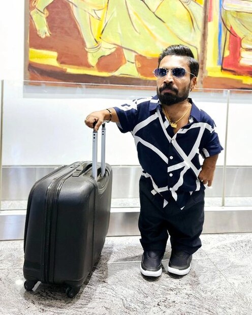  'നൈസ് ഡേ' എന്ന അടിക്കുറിപ്പോടെ ട്രോളി ബാഗിനൊപ്പം നിൽക്കുന്ന ഫോട്ടോ ഗിന്നസ് പക്രു ഫേസ്ബുക്കിൽ പങ്കുവച്ചിരുന്നു. 'കെപിഎം ഹോട്ടലിൽ അല്ലല്ലോ' എന്ന കമന്റുമായി രാഹുൽ മാങ്കൂട്ടത്തിലും എത്തിയതോടെ പോസ്റ്റ് വൈറലായി.