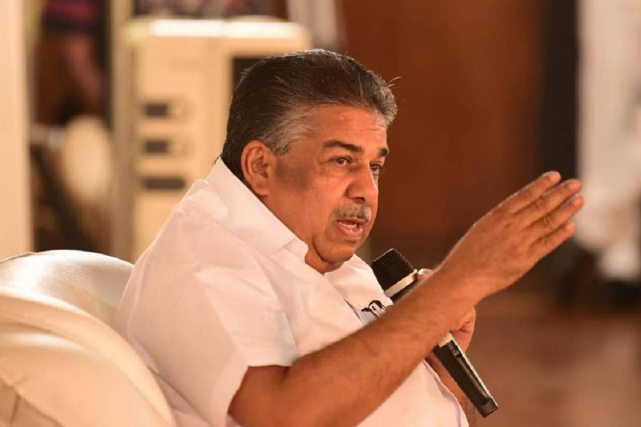 ഭരണഘടന കുന്തവും കൊടചക്രവും; മന്ത്രി സജി ചെറിയാൻ്റെ പ്രസംഗത്തിന്റെ ശബ്ദരേഖ ഹാജരാക്കണമെന്ന് ഹൈക്കോടതി