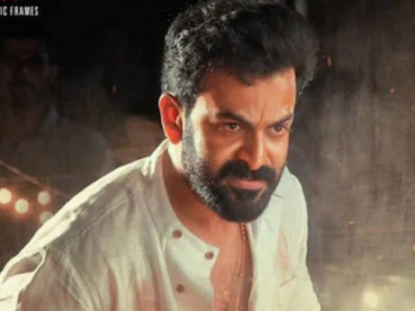  പൃഥ്വിരാജിന് തിരക്കഥ ഇഷ്ടമായെന്നും സംവിധായികയോട് അടുത്ത വൃത്തങ്ങൾ പറയുന്നു. കഥയെ നയിക്കുന്ന ചിത്രത്തിലെ മുഖ്യ കഥാപാത്രത്തിന്റെ വേഷമാണ് പൃഥ്വിരാജിന്. ആദ്യമായാണ് കരീന കപൂറും പൃഥ്വിരാജും ഒരു ചിത്രത്തിൽ ഒന്നിക്കുന്നത്. മുൻപ് റാണി മുഖർജിയോടൊപ്പം അയ്യ എന്ന ചിത്രത്തിൽ പൃഥ്വിരാജ് അഭിനയിച്ചിരുന്നു.