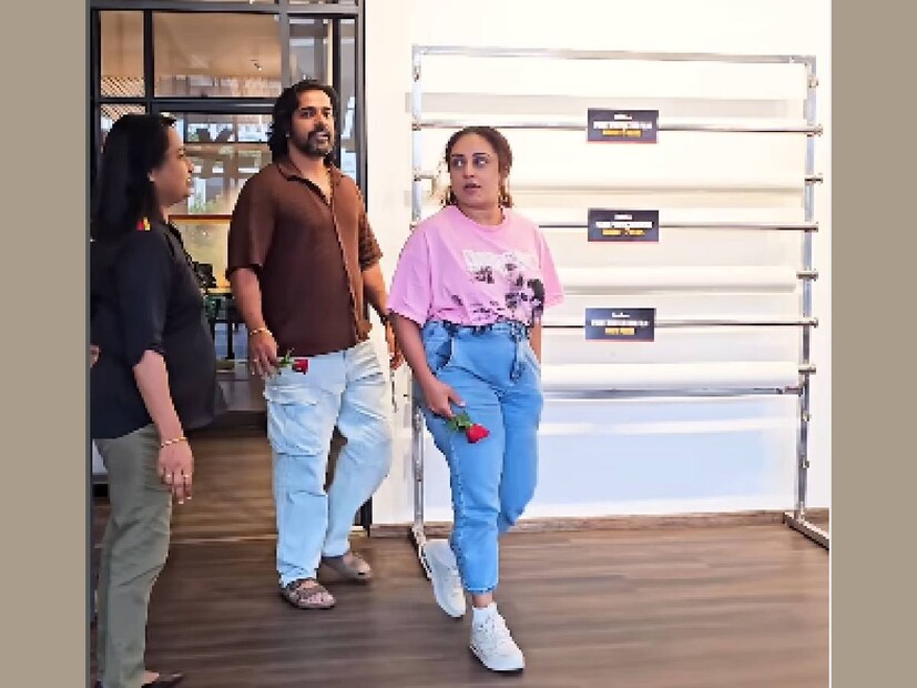 ഒരു പുത്തൻ വാഹനം സ്വന്തമാക്കിയ സന്തോഷം കാർ ഓട്ടോ ഡീറ്റൈലിംഗ് കമ്പനിയുടെ പേജിലാണ് വീഡിയോ രൂപത്തിൽ എത്തിച്ചേർന്നത്. ഭർത്താവ് ശ്രീനിഷ് അരവിന്ദിന്റെ ഒപ്പം പേളി കാർ സ്വീകരിക്കുന്ന ദൃശ്യം കഴിഞ്ഞ ദിവസമായിരുന്നു ഇൻസ്റ്റഗ്രാം പേജിൽ പോസ്റ്റ് ആയി വന്നത്. കാർ പോളിഷ് ചെയ്ത് കുട്ടപ്പനാക്കി വാങ്ങാൻ പേളിയും ഭർത്താവും ഒന്നിച്ചെത്തി. വളരെ ഭംഗിയായി പോളിഷ് ചെയ്ത മിനി കൺട്രിമാൻ ആണ് പേളിയും ശ്രീനിഷും ചേർന്ന് സ്വീകരിച്ചത്. അത്യാവശ്യം വിലയേറിയ കാർ ആണ് മിനി കൺട്രിമാൻ (തുടർന്ന് വായിക്കുക)
