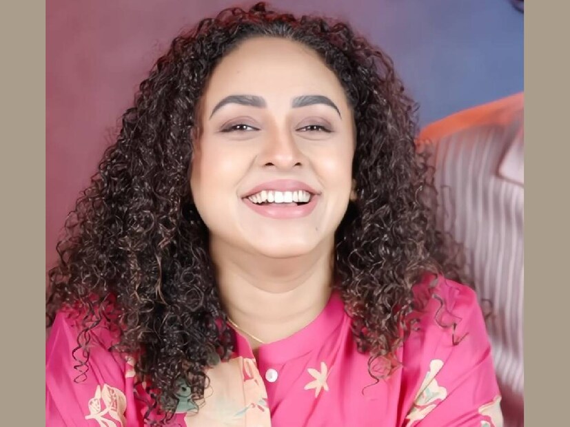 മുന്നിൽ നിന്നും കണ്ടാൽ ഒരു ജീപ്പ് എന്ന് ഒറ്റനോട്ടത്തിൽ തോന്നിക്കുന്ന കൺട്രിമാൻ ആകെ ഒൻപതു നിറങ്ങളിലാണ് വിപണിയിൽ ലഭ്യമായത്. റൂഫ്‌ടോപ്പ് ഗ്രേ, ചില്ലി റെഡ്, ബ്രിട്ടീഷ് റേസിംഗ് ഗ്രീൻ, മെൽറ്റിംഗ് സിൽവർ മെറ്റാലിക്, നനൂക്ക് വൈറ്റ്, സേജ് ഗ്രീൻ, ബ്ലാക്ക്, മിഡ്‌നൈറ്റ് ബ്ലാക്ക് മെറ്റാലിക്, ഐലൻഡ് ബ്ലൂ. ഇതിൽ ബ്രിട്ടീഷ് റേസിംഗ് ഗ്രീൻ നിറത്തിന്റെ വേരിയന്റാണ് പേളി മാണി സ്വന്തമാക്കിയത്. കാർ ഡീറ്റെയിലിങ് പൂർത്തിയാക്കി വാങ്ങാൻ നേരം പേളിയും ശ്രീനിഷും മക്കളെ കൂടെകൂട്ടിയിട്ടില്ല. സ്കൂൾ വിട്ടുവരുന്ന നിലയും അനുജത്തിയും ഇനി പുത്തൻ കാറിൽ പറപറക്കാൻ കാത്തിരിക്കുന്നുണ്ടാകും