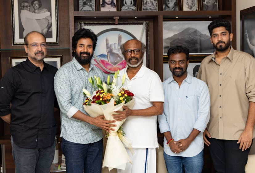  രാജ്കുമാർ പെരിയസാമിയുടെ സംവിധാനത്തിൽ ശിവകാർത്തികേയൻ നായകനായെത്തിയ 'അമരൻ' എന്ന ചിത്രത്തിന് മികച്ച പ്രതികരണമാണ് ലഭിക്കുന്നത്. തെന്നിന്ത്യൻ സിനിമാ ലോകം ഏറ്റെടുത്ത ചിത്രത്തെ ഇതിനോടകം നിരവധിപേർ പ്രശംസിച്ചിരുന്നു. ചിത്രത്തിന്റെ അണിയറ പ്രവർത്തകരെ പ്രശംസിച്ചിരിക്കുകയാണ് സ്റ്റെൽ മന്നൻ രജനികാന്ത്.