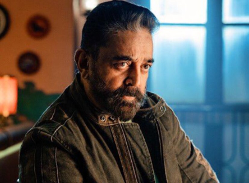  വിക്രം (2022) - കമലഹാസന്റെതായി അവസാനം പുറത്തിറങ്ങിയ ചിത്രമാണ് വിക്രം. ആക്ഷനും ത്രില്ലറും നി​ഗൂഢതയും ഒന്നിച്ചുള്ള ചിത്രത്തിന് ഏറെ പ്രേക്ഷക പ്രശംസ നേടിയിരുന്നു. ഒരു റിട്ടയേർഡ് ഏജൻ്റിൻ്റെ വേഷത്തിൽ ഉലകനായകൻ പ്രേക്ഷകരെ വിസ്മയിപ്പിക്കുകയായിരുന്നു. ഒരു സൂപ്പർസ്റ്റാർ നിലയിലുള്ള കമലഹാസന്റെ വൈദ​ഗ്ദ്യമാണ് ചിത്രത്തിൽ ഏറെ എടുത്തുപറയേണ്ട കാര്യം. താരത്തിന്റെ ആക്ഷൻ ചിത്രങ്ങൾ കാണാൻ ആ​ഗ്രഹിക്കുന്ന ആരാധകർ തീർച്ചയായും കണ്ടിരിക്കേണ്ട ചിത്രം.