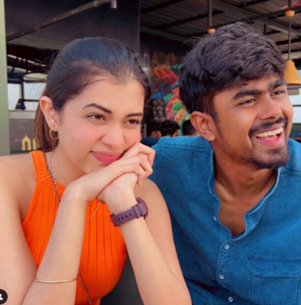  എന്നാൽ കുറച്ച് സമയം കഴിഞ്ഞപ്പോൾ ഓസി തുള്ളിച്ചാടി വന്നിട്ട് ഐ ബ്രോ ത്രെഡ് ചെയ്തത് എനിക്ക് കാണിച്ചു തരുകയായിരുന്നു. ഓസി ഓടിപ്പോയി ഒറ്റയ്ക്ക് ചെയ്തിട്ട് വന്നപ്പോൾ എനിക്ക് എന്തോപോലെയായി. ഞാൻ ഡിപ്രസ്‌ഡായി. ഓസിക്കൊപ്പം നിന്ന് ഐ ബ്രോ എങ്ങനെ ചെയ്യണമെന്ന് പറയണമെന്നുണ്ടായിരുന്നു. പക്ഷെ ഇവൾ അന്ന് അത് ഓടിപ്പോയി ഒറ്റയ്ക്ക് ചെയ്തു. അതുകൊണ്ട് തന്നെ അന്ന് തൊട്ടേ ഓസിയുടെ ക്യാരക്ടറിൽ ഇതുള്ളതാണ്.