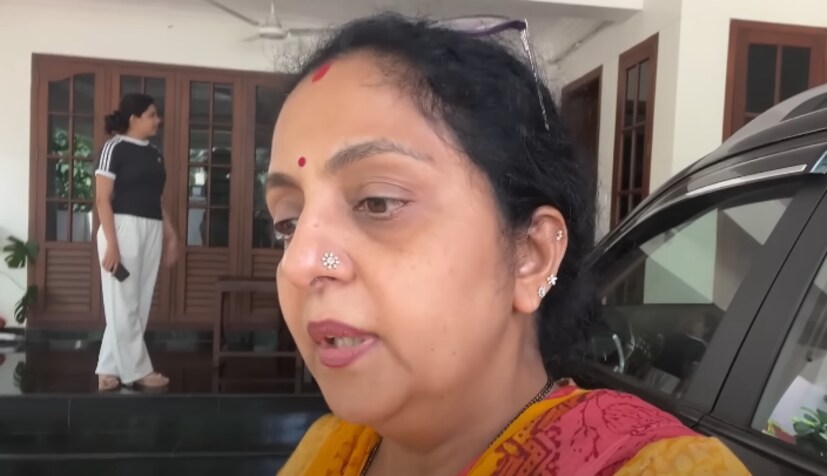  കുഞ്ഞുനാൾ മുതൽ ഓസി ഇങ്ങനെയാണെന്നും എല്ലാ കാര്യവും സ്വന്തമായി ചെയ്യുെമെന്നുമാണ് സിന്ധുവിന്റെ വാക്കുകൾ. ആദ്യമായിട്ട് ഓസിയെ പുരികം ത്രെഡ് ചെയ്യാൻ ഞാൻ കൊണ്ടുപോയി. അന്ന് ഓസി എട്ടിലായിരുന്നു പഠിച്ചിരുന്നത്. ഞാൻ തലയിൽ ഹെന്ന ചെയ്യുന്നതിന് വേണ്ടി കൂടിയാണ് പോയത്. ഓസിയുമായി പോകുമ്പോൾ എന്റെ മനസിലെ ചിന്ത പലതായിരുന്നു. ഓസി ആദ്യമായി ഐ ബ്രോ ചെയ്യുകയാണ്. (തുടർന്ന് വായിക്കുക.)