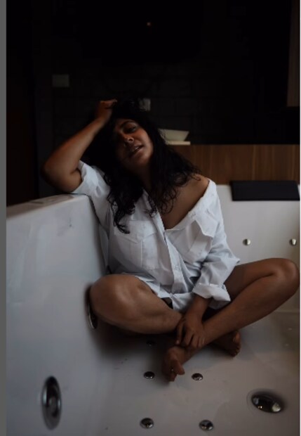  നിമിഷ നേരങ്ങൾക്കുള്ളിലാണ് താരത്തിന്റെ വീഡിയോ ഇൻസ്റ്റ​ഗ്രാമിൽ വൈറലായത്. ​ഗായികയുടെ ലുക്കിനെ നിരവധിപേർ പ്രശംസിച്ച് രം​ഗത്ത് എത്തിയിരുന്നു.
