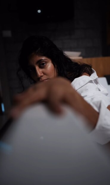  പാട്ടിനൊപ്പം പുത്തൻ ട്രെൻഡിനും പ്രാധാന്യം നൽകി സോഷ്യൽ മീഡിയയിൽ നിറഞ്ഞു നിൽക്കുന്ന ​ഗായികയാണ് അഭയ ഹിരൺമയി. അടുത്തിടെ പുറത്തിറങ്ങിയ ജോജു ജോർജ് ചിത്രം പണിയിലും അഭയ ഒരു വേഷം ചെയ്തിരുന്നു.