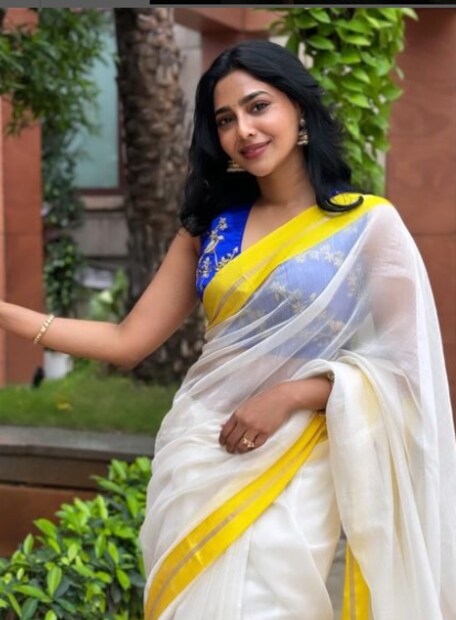  വിവാഹം ചെയ്യേണ്ടെന്ന് ‍എപ്പോഴും താൻ പറഞ്ഞിട്ടുണ്ടെന്നാണ് നടി പറയുന്നത്. ആ ഇൻസ്റ്റിറ്റ്യൂഷനിൽ വിശ്വസിക്കുന്നില്ല. വിവാഹത്തെ കുറിച്ച് പറയുന്ന കാര്യം വെറുതെ പറയുന്നതല്ല. ആലോചിച്ചെടുത്ത തീരുമാനമാണ്. എട്ടാമത്തെ വയസിലും പത്താമത്തെ വയസിലും 25-ാം വയസിലും വിവാഹം എന്നത് സ്വപ്നമായിരുന്നു. എന്നാൽ, ഇപ്പോൾ അങ്ങനെയല്ലെന്നാണ് നടി പറയുന്നത്.