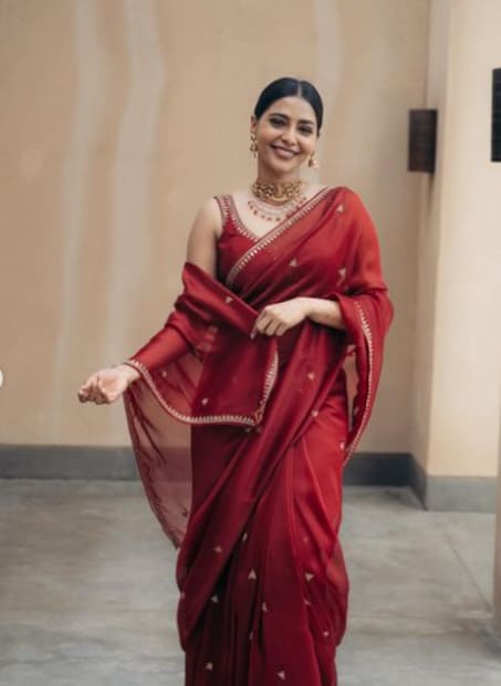 പിന്നീട് വളർന്നപ്പോഴാണ് ചുറ്റുമുള്ള ഓരോ വിവാഹ ബന്ധങ്ങളും കണ്ടത്. ആളുകൾ സന്തോഷത്തിൽ അല്ലെന്നും മനസിലായി. ഇപ്പോൾ 34 വയസുണ്ട്. ഈ വർഷത്തിനിടയിൽ എനിക്കറിയാവുന്ന സന്തോഷത്തോടെ ജീവിക്കുന്ന ഒരു കുടുംബമാണുള്ളത്. അവർ മലയാളികൾ അല്ല. ബാക്കി എല്ലാവരിലും കോംപ്രമൈസുകളായിരുന്നു കണ്ടത്. അവർ ആരും പേഴ്സണൽ സ്പേസിൽ വളരുന്നില്ല. ബോധവും ബുദ്ധിയും വന്നപ്പോഴാണ് എനിക്ക് ഇത് ആവശ്യമില്ലെന്ന് മനസിലായതെന്നും ഐശ്വര്യ വ്യക്തമാക്കി.
