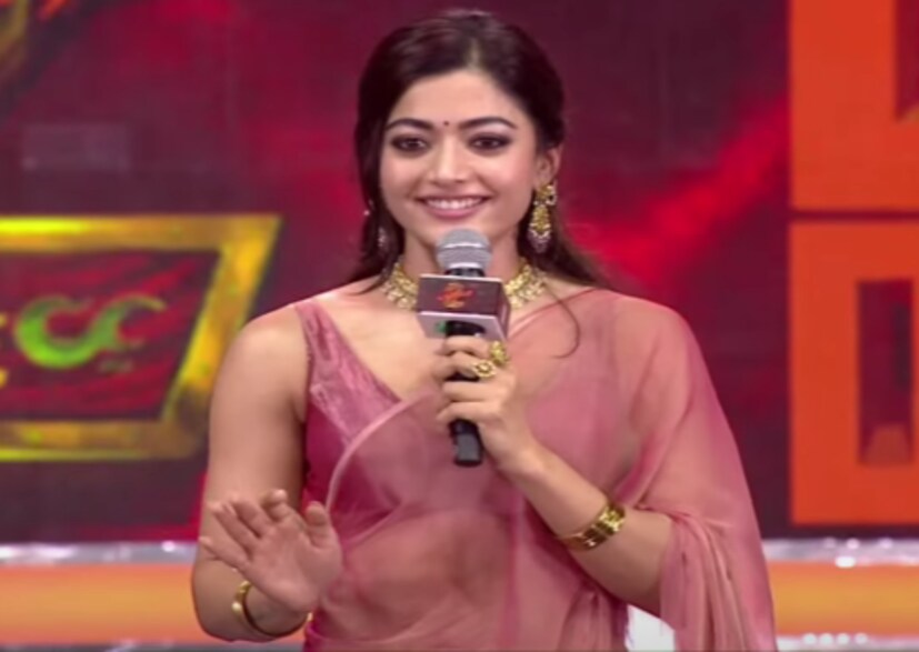  റിലേഷിൻഷിപ്പിനെ കുറിച്ചുള്ള സംസാരത്തിനിടെ ഇൻഡസ്ട്രിയിൽ നിന്നുള്ള ആളാണോ പുറത്തു നിന്നുള്ള ആളാണോ പാർടണർ എന്ന ചോദ്യത്തിന് 'എല്ലാവർക്കും തെരിഞ്ച വിഷയം താ' എന്നായിരുന്നു രശ്മിക നൽകിയ മറുപടി. നിങ്ങൾക്ക് അറിയേണ്ട മറുപടി ഇതാണെന്ന് അറിയാമെന്നുമാണ് രശ്മിക ചിരിച്ചുകൊണ്ട് പറഞ്ഞത്.