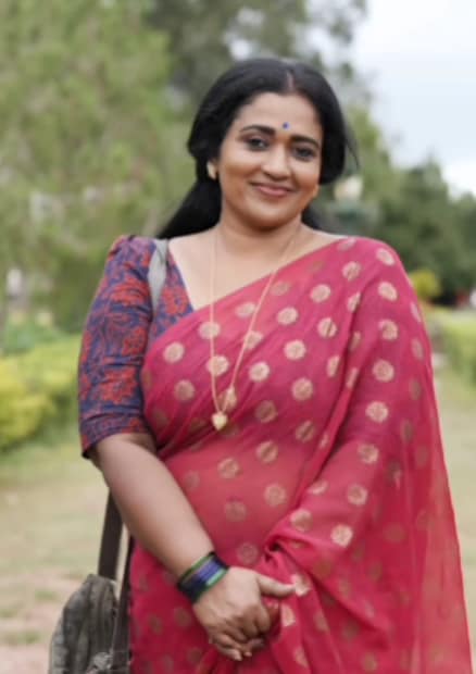  മിനി സ്ക്രീനിലും ബി​ഗ് സ്ക്രീനിലും സജീവമായ നടിയാണ് മഞ്ജു പത്രോസ്. തന്റെ ജീവിതത്തിലെ ഓരോ കാര്യങ്ങളും നടി സമൂഹമാദ്ധ്യമങ്ങളിലൂടെ പങ്കുവയ്ക്കാറുണ്ട്. കുറച്ചു ദിവസങ്ങൾക്ക് മുമ്പ് മഞ്ജുവിന് ഒരു ശസ്ത്രക്രിയക്ക് വിധേയമാകേണ്ടി വന്നിരുന്നു. സർജറിക്ക് ശേഷം തനിക്കുണ്ടായ മറ്റങ്ങളെ കുറിച്ച് വിശദീകരിച്ചിരിക്കുകയാണ് നടി. ബ്ലാക്കീസ് എന്ന തന്റെ യൂട്യൂബ് ചാനലിലൂടെയായിരുന്നു നടിയുടെ പ്രതികരണം.