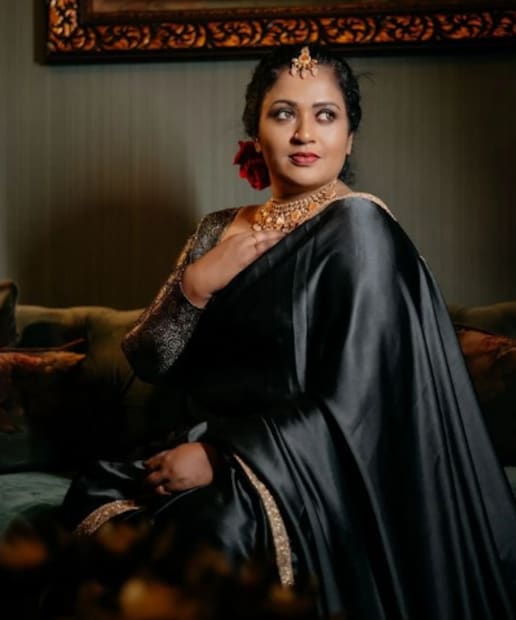  'ആ ഓഫീസർ എന്നെ കുറിച്ച് എന്താകും ചിന്തിച്ചിട്ടുണ്ടാകുക. യാത്ര കഴിഞ്ഞ് മടങ്ങി വരുന്നതിനിടെ വിമാനത്താവളത്തിൽ നിന്നും പപ്പയ്ക്ക് വേണ്ടി മദ്യ കുപ്പി വാങ്ങിയിരുന്നു. ല​ഗേജ് കൊടുത്ത് വിട്ടതിന് ശേഷമായിരുന്നു കുപ്പിയെടുത്തത്. അത് സിപ് ലോക്കുള്ള കവറിൽ ഇട്ടു തരാതിരുന്നത് അവരുടെ തെറ്റാണ്.'- മഞ്ജു പത്രോസ് പറഞ്ഞു.