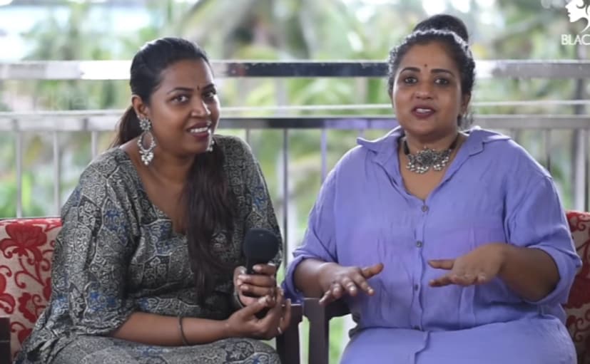  സുഹൃത്ത് സിമിയും മഞ്ജുവിനൊപ്പം വീഡിയോയിൽ ഉണ്ടായിരുന്നു. വിമാനത്താവളത്തിൽ വച്ച് ബാ​ഗേജ് ചെക്കിങ്ങിനിടെ സിഐഎസ്എഫ് ഉദ്യോ​ഗസ്ഥനോട് തട്ടിക്കയറിയ സംഭവം വിശദീകരിച്ച് കൊണ്ടാണ് സർജറിയെ കുറിച്ച് മഞ്ജു പത്രോസ് സംസാരിച്ചത്. തായ്ലൻഡ് യാത്ര കഴിഞ്ഞ് മടങ്ങി വരുന്നതിനിടെ ബോംബെയിൽ വച്ചാണ് നടി ഉദ്യോ​ഗസ്ഥനുമായി വാക്കു തർക്കത്തിലായത്. അടുത്തിടെ നടന്ന ഒരു സർജറിയുടെ ബാക്കി പത്രമായുണ്ടായ ഹോർമോൺ വ്യതിയാനമാണ് ഇത്തരം പ്രശ്നങ്ങൾക്ക് കാരണമെന്നാണ് മഞ്ജു പറയുന്നത്.