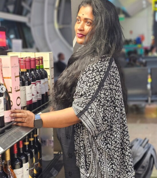 ഇതോടെ കുപ്പി ഷോൾഡർ ബാ​ഗിലാണ് വച്ചത്. ഹാൻഡ് ല​ഗേജ് സ്കാൻ ചെയ്തതോടെ കുപ്പി കൊണ്ടു പോകാൻ കഴിയില്ലെന്ന് ഉദ്യോ​ഗസ്ഥർ പറഞ്ഞു. ഇതോടെ ഞാൻ ഉച്ചത്തിൽ പ്രതികരിക്കുകയായിരുന്നു. ഇനി എന്ത് ചെയ്യുമെന്നറിയാതെ താൻ ഓവറായി ടെൻഷൻ അടിക്കാനും തുടങ്ങിയെന്നുമാണ് മഞ്ജുപിള്ളയുടെ വാക്കുകൾ.