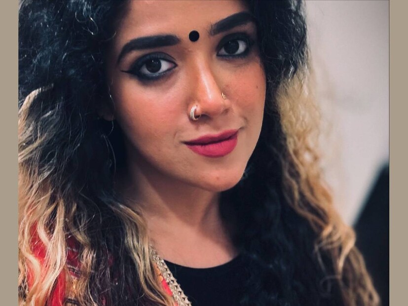 ബിരിയാണി പുട്ട് എന്ന ഐറ്റം വീട്ടിൽ ഉണ്ടാക്കി പോലും പരീക്ഷിച്ചവർ കാണും. എന്നാൽ, അതൊന്നു തിരിച്ചയാലോ. പുട്ടിലേക്ക് ബിരിയാണി എന്നതിന് പകരം, ബിരിയാണിയിലേക്ക് പുട്ട് എന്ന കോൺസെപ്റ് ആണ് ഇവിടെ. ഉട്ടോപ്യയിൽ കിട്ടുന്നത് ബിരിയാണി പുട്ട് ആണ്. വിഭവം ഇൻട്രൊഡ്യൂസ് ചെയ്തുകൊണ്ടുള്ള പോസ്റ്റ് ആണിത്. അഭിരാമിയുടെ റെസ്റ്റോറന്റിൽ റെസിപിയിൽ മാത്രമല്ല, അവതരണത്തിലും വലിയ വലിയ പരീക്ഷണങ്ങൾ കാണും. കീറിയ വാഴയിലയുടെ ഒരു കഷണത്തിലാണ് ഈ ബിരിയാണി. ചുറ്റും ചുട്ട പപ്പടവും ചമ്മന്തിയും കറികളും ഒക്കെ നിരന്നിട്ടുണ്ട്  