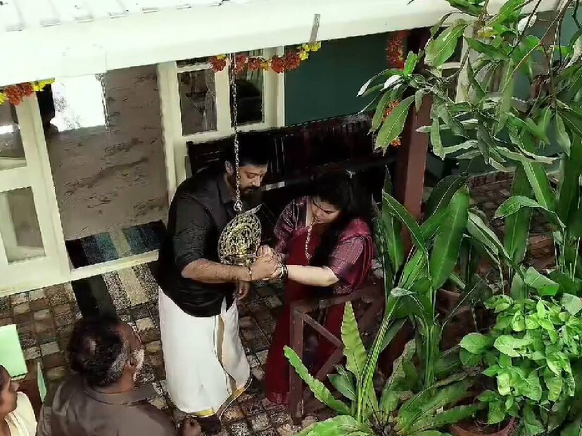 ബാലക്കെതിരെ മുൻഭാര്യയായ ഗായിക കൊടുത്ത പരാതിയിൽ അറസ്റ്റ് വരെ സംഭവിച്ചു. നടന് അതുവരെയുണ്ടായിരുന്ന പല അനുകൂലികളെയും പിറകോട്ടുവലിച്ച സംഭവമായിരുന്നു അദ്ദേഹത്തിന്റെ മകളുടെ വെളുപ്പെടുത്തലും, പിന്നാലെ മുൻഭാര്യയും അന്നാളുകളിൽ അവരുടെ കൂടെയുണ്ടായിരുന്ന സഹായികളും സുഹൃത്തുക്കളും നടത്തിയ തുറന്നുപറച്ചിലുകളും. ബാല കൊച്ചി വിടുന്നു എന്ന് കേട്ടതും, തിരികെ തമിഴ്നാട്ടിലേക്ക് പോയി എന്നായിരുന്നു പലരുടെയും ധാരണ എന്നുവേണം പറയാൻ (തുടർന്ന് വായിക്കുക)