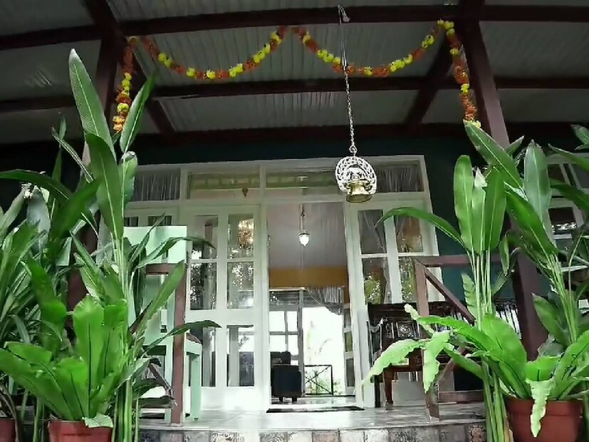 ഈശ്വരൻ തന്റെയൊപ്പം ഉണ്ട് എന്നും, മരിച്ചു പോയൊരാൾക്ക് ജീവൻ നൽകണം എന്ന് ദൈവം തീരുമാനിച്ചാൽ, അവന്റെ എല്ലാ പോരാട്ടങ്ങളിലും അവനെ സംരക്ഷിക്കും എന്ന് കൂടി അദ്ദേഹം നിശ്ചയിച്ചിട്ടുണ്ടാകും എന്നും ബാല. കൊച്ചി വിട്ടുവെങ്കിലും, എല്ലാവരുടെയും ഹൃദയത്തിൽ താൻ ഉണ്ടാകും എന്നും ബാല. രണ്ടു മാസങ്ങൾക്കുള്ളിൽ 'ബിഗ് ബി ബാല'യായി തിരികെ വരും എന്ന് ബാല കാരണം വ്യക്തമാക്കാതെ ഒരു സൂചന നൽകിയിട്ടുണ്ട്. അന്ന് സ്ക്രീൻ സ്‌പെയ്‌സ് പങ്കിടാമെന്നും ബാല പറഞ്ഞിരിക്കുന്നു. ഇദ്ദേഹം ചലച്ചിത്ര പ്രവർത്തകനായ സാലു കെ. ജോർജിനും നന്ദി പറഞ്ഞിട്ടുണ്ട്. ഈ ഇടം അദ്ദേഹവുമായി ബന്ധപ്പെട്ടതാണോ എന്ന് പരാമർശിച്ചിട്ടില്ല 