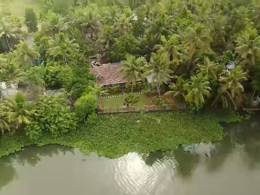 സ്ഥലം കണ്ടാൽ, ഇത് വീടാണോ അതോ ഹോം സ്റ്റേ ആണോ റിസോർട്ടാണോ എന്ന് വ്യക്തമാക്കാൻ കഴിയാത്ത സാഹചര്യമാണ്. ബാലയും കോകിലയും കൂടിയുള്ള ഇവിടെ അതിമനോഹരമായ ഇന്റീരിയർ ഡിസൈൻ ചെയ്തതായി മനസിലാക്കാം. ഏതാണ് ഈ സ്ഥലം എന്ന് അറിയാൻ നിരവധിപ്പേർക്ക് കൗതുകമുണ്ട്. അവർ അക്കാര്യം കമന്റ് സെക്ഷനിൽ കയറി അന്വേഷിക്കുന്നുണ്ട്. ഇവിടുത്ത മനോഹരമായ സൂര്യാസ്തമയവും മറ്റും ബാല ക്യാമറയിൽ പകർത്തിയിട്ടുണ്ട്. ഒരു ഷോർട്ട്സ്റ്റേ ആണോ ഇതെന്ന് അറിയേണ്ടിയിരിക്കുന്നു. അതോടൊപ്പം തന്നെ ഒരു കുറിപ്പും പോസ്റ്റ് ചെയ്തിട്ടുണ്ട് 
