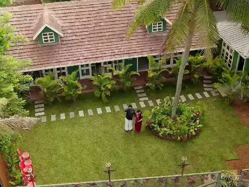 എങ്കിൽ, അതേ ബാല ഇപ്പോൾ കോകിലയുടെ കൈപിടിച്ച് കേരളീയ തനിമ നിറയുന്ന ഒരു താമസസ്ഥലത്തു നിന്നുള്ള ദൃശ്യവുമായി എത്തിച്ചേർന്നിരിക്കുന്നു. ബാല പോസ്റ്റ് ചെയ്ത ദൃശ്യം പ്രകാരം, ഈ സ്ഥലം ഒരു കായലോരത്താണ് സ്ഥിതി ചെയ്യുന്നത്. നിറയെ പച്ചപ്പിന്റെ നടുവിലായി, പ്രകൃതിരമണീയത നിറയുന്ന ഒരു മനോഹര വാസസ്ഥലം. ഇവിടെ കോകിലയെയും തന്റെ അടുത്ത ബന്ധുക്കൾ എന്ന് ബാല പരിചയപ്പെടുത്തിയവരെയും കാണാം. ഇത് കേരളം തന്നെയെന്ന് ഒറ്റനോട്ടത്തിൽ പറയാൻ കഴിയും 