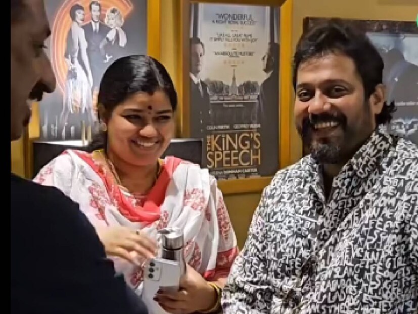 ബാലയുടെ സഹോദരൻ ശിവ സംവിധാനം ചെയ്ത, സൂര്യ നായകനായ തമിഴ് ചിത്രം 'കങ്കുവ' തിയേറ്ററിലെത്തിയിരിക്കുന്നു. ചിത്രത്തിന് സമ്മിശ്ര പ്രതികരണം ലഭിച്ചിരിക്കുകയാണ്. ഭാര്യ കോകിലയേയും കൂട്ടി സിനിമ കാണാൻ എത്തിയ ബാലയെ നവമാധ്യമങ്ങൾ വളഞ്ഞു. മുൻപ് ബാല വേഷമിട്ട ഷെഫീക്കിന്റെ സന്തോഷം കാണാം തിയേറ്ററിലെത്തിയപ്പോൾ മുൻഭാര്യ എലിസബത്ത് ഉദയൻ ആയിരുന്നു കൂടെ. കോകിലയുടെ ഒപ്പം എത്തിയ ബാലയോട് നിരവധിപ്പേർ ചോദ്യങ്ങൾ ചോദിച്ചു. എല്ലാത്തിനും സന്തോഷത്തോടു കൂടിയാണ് ബാല മറുപടി കൊടുത്തത് (തുടർന്ന് വായിക്കുക)