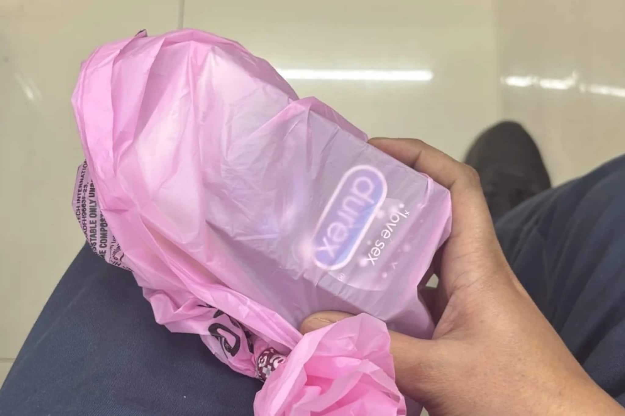 ആകെ നാണക്കേടായല്ലോ! ഓഫീസ് സമയത്ത് സ്വിഗ്ഗി കോണ്ടം ഡെലിവറി ചെയ്തതിൽ യുവാവിന്റെ പോസ്റ്റ്‌