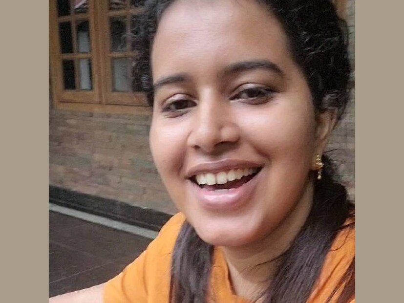 അഞ്ചു ദിവസത്തേക്ക് എലിസബത്തിന് ലീവ് കിട്ടി. ഇത്രയും ദിവസം നാട്ടിൽ ചിലവിടാൻ കിട്ടിയ അവസരത്തിൽ എലിസബത്ത് സന്തോഷവതിയാണ്. യാത്രയ്ക്കായി രണ്ടു ദിവസം വേണ്ടിവരും എങ്കിലും, ശേഷിച്ച മൂന്നു ദിവസം സന്തോഷത്തോടെ നാട്ടിൽ നിൽക്കാം. അമ്മയുടെ ഒപ്പം കേരളത്തിലേക്ക് മടങ്ങുന്നതാണ് എലിസബത്ത് പറഞ്ഞ സന്തോഷം നിറഞ്ഞ സർപ്രൈസ് 