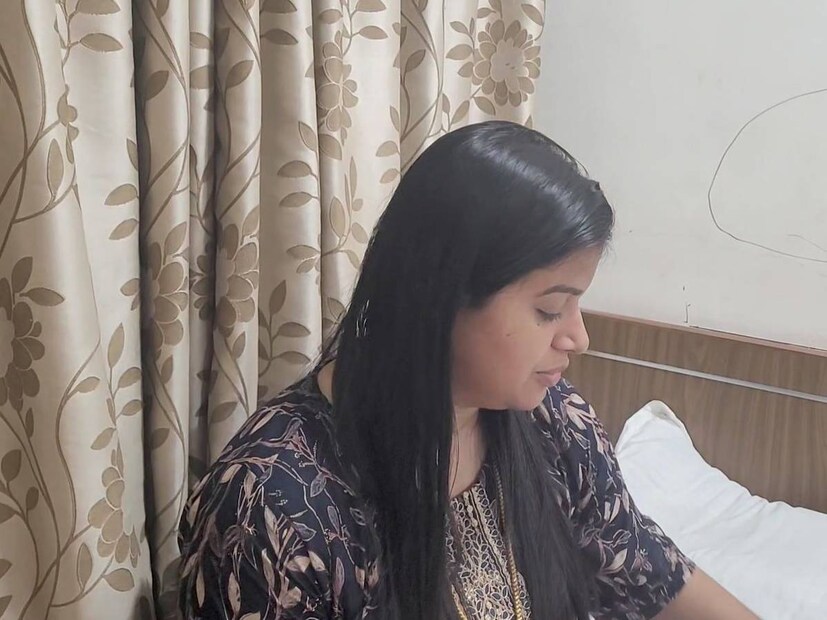 അടുത്തിടെ ദീപാവലി ആഘോഷവും എലിസബത്ത് തന്റെ സഹപ്രവർത്തകരുടെ ഒപ്പമാണ് കൊണ്ടാടിയത്. അഹമ്മദാബാദിൽ ഒറ്റയ്ക്ക് താമസിക്കാൻ ആഗ്രഹമില്ലത്തതിനാൽ എലിസബത്ത് ഒരു ഫ്ലാറ്റ് വാടകയ്ക്ക് എടുത്തിരുന്നു. നാട്ടിൽ നിന്നും അമ്മ എത്തിയാൽ, മകളുടെ കൂടെ നിൽക്കാനാണിത്. എലിസബത്ത് ബാലയുടെ വീട്ടിൽ നിന്നും തിരികെ വന്ന ശേഷം എപ്പോഴും കൂടെ നിന്നത് അച്ഛനും അമ്മയുമാണ്. അഹമ്മദാബാദിൽ പോയ ശേഷം മാത്രമാണ് എലിസബത്ത് ഹോസ്റ്റലിൽ സഹപ്രവർത്തകരുടെ ഒപ്പം നിൽക്കാൻ ആരംഭിച്ചത് 