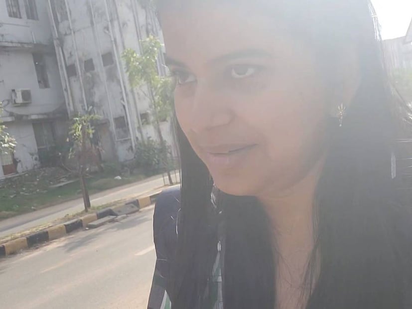അന്യനാട്ടിൽ താമസിക്കുന്ന മകളുടെ അടുത്തേക്ക് അമ്മ എത്തിയ വിശേഷമാണ് എലിസബത്ത് അടുത്തിടെ പോസ്റ്റ് ചെയ്ത വ്‌ളോഗുകളിൽ ഒന്ന്. അതിനു ശേഷം ഒരു സർപ്രൈസ് ഉണ്ടെന്നും, തന്റെ സന്തോഷം അതായിരുന്നു എന്നും എലിസബത്ത് വ്യക്തമാക്കി. പുതിയ സന്തോഷം എന്ന് കേട്ടതും ആരാധകർ പലതും സ്വപ്നം കണ്ടുവെന്ന് വേണം പറയാൻ. ഇപ്പോൾ ഒറ്റയ്ക്ക് ജീവിക്കുന്ന എലിസബത്ത് അങ്ങനെ തന്നെ തുടരുന്നതിൽ അവരിൽ ആർക്കും അത്ര സന്തോഷമില്ല. അതിനൊരു മാറ്റം വേണം എന്ന് മനസ് കൊണ്ട് ആഗ്രഹിക്കുന്നവരാണ് അവരിൽ ഏറെയും