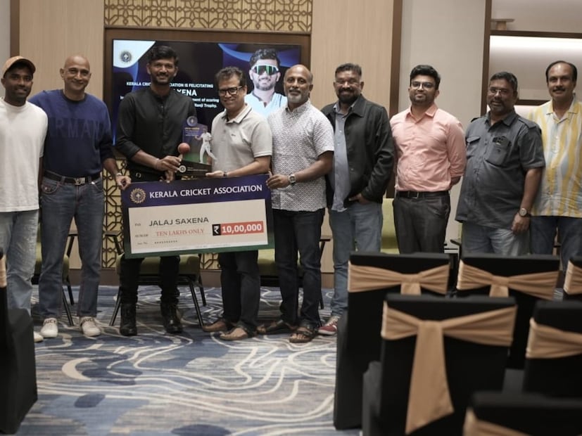  രഞ്ജി ട്രോഫിയിൽ 6000 റൺസും 400 വിക്കറ്റുകളും കരസ്ഥമാക്കിയ കേരള ടീം അംഗം ജലജ് സക്‌സേനയെ കേരള ക്രിക്കറ്റ് അസോസിയേഷന്‍ ആദരിച്ചു. തിരുവനന്തപുരം ഹയാത് റീജൻസിയിൽവച്ച് നടന്ന ചടങ്ങിൽ പത്ത് ലക്ഷം രൂപയും മെമന്റോയും കേരള ക്രിക്കറ്റ് അസോസിയേഷന്‍ പ്രസിഡന്‍ന്റ് ജയേഷ് ജോർജ്ജും , സെക്രട്ടറി വിനോദ് എസ് കുമാറും ചേര്‍ന്ന് ജലജിന് സമ്മാനിച്ചു.