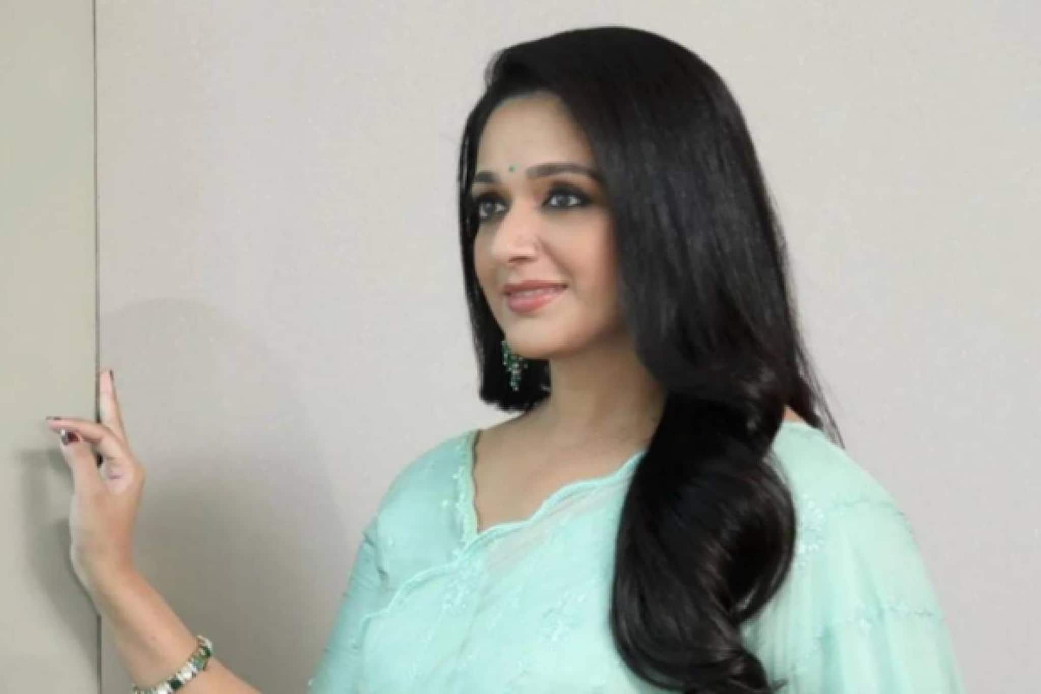 കാവ്യ മാധവൻ ധരിക്കേണ്ട വസ്ത്രത്തിൽ കുഴപ്പം; സെറ്റിലെ നടിയുടെ പ്രതികരണത്തെക്കുറിച്ച്‌ സംവിധായകൻ