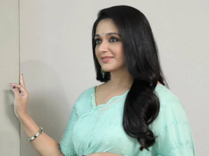മലയാള സിനിമയും (Malayalam cinema) കാവ്യ മാധവനും (Kavya Madhavan) ചേർന്നാൽ മനസ്സിൽ തങ്ങിനിൽക്കുന്ന നിരവധി കഥാപാത്രങ്ങളായിക്കഴിഞ്ഞു. കൗമാര പ്രായം മുതൽ തന്റെ മുപ്പതുകൾ വരെ കാവ്യ മലയാളത്തിലെ ഗ്രാമീണ പെൺകൊടിയുടെ നിരവധി മുഖങ്ങൾ അവതരിപ്പിച്ചു, ഇടയ്ക്ക് മോഡേൺ വേഷങ്ങളും കാവ്യയെ തേടിയെത്തി. എന്നിരുന്നാലും മെടഞ്ഞിട്ടതോ അഴിഞ്ഞുകിടക്കുന്നതോ ആയ നീളൻ തലമുടി ആയിരുന്നു കാവ്യ മാധവന്റെ മുഖമുദ്ര. കാവ്യയോടെന്ന പോലെ നീളൻ മുടിയേയും സ്നേഹിച്ച ആരാധകർ എത്രപേർ എന്ന കാര്യത്തിൽ തിട്ടമുണ്ടാവില്ല