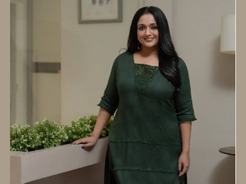 ഇത്രയുമായതും സംവിധായകൻ നേരിട്ട് ഇടപെട്ടു. കാവ്യ ആ വസ്ത്രം ധരിക്കില്ല എന്ന തീരുമാനത്തിലായിരുന്നു അപ്പോൾ. 'ആ വസ്ത്രം നല്ലതല്ലേ, എന്താണ് കാവ്യാ കുഴപ്പം' എന്ന് ചോദിക്കേണ്ട കാര്യം മാത്രമേയുണ്ടായിരുന്നുള്ളൂ, 'അപ്പൊ കുഴപ്പമില്ലല്ലേ' എന്ന് ചോദിച്ചു കൊണ്ട് കാവ്യ അതും ധരിച്ച് ഷൂട്ടിങ്ങിനു തയാറായി. ഏതെങ്കിലും ഒരു കാര്യത്തിന് കടുംപിടുത്തം പിടിക്കാത്ത പ്രകൃതക്കാരിയാണ് കാവ്യാ മാധവൻ എന്ന് നേമം പുഷ്പരാജ് ഓർക്കുന്നു. ചെറിയ വേഷമാണെങ്കിൽ പോലും നീരസമില്ലാതെ അഭിനയിച്ചു പോകുന്ന സ്വഭാവക്കാരിയാണ് കാവ്യ എന്ന് സംവിധായകൻ ഓർക്കുന്നു. സംവിധാനത്തേക്കാൾ പ്രശസ്തമാണ് നേമം പുഷ്പരാജിന്റെ കലാസംവിധാന മികവ് 