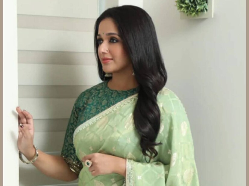 ആദ്യമായി നായികയായപ്പോൾ പിൽക്കാലത്ത് ഭർത്താവായി മാറിയ ദിലീപ് ആയിരുന്നു നായക സ്ഥാനത്ത്. ലാൽ ജോസ് ചിത്രം 'ചന്ദ്രനുദിക്കുന്ന ദിക്കിൽ' ആണ് കാവ്യയെ നായികയാക്കി മാറ്റിയത്. മലയാളത്തിലെ സൂപ്പർ താരങ്ങൾ എല്ലാവരും കാവ്യക്ക് നായകന്മാരായി വെള്ളിത്തിരയിൽ എത്തി. എന്നാൽ, സിനിമാ സെറ്റിലെ കാവ്യ എന്ന നായികയെ കുറിച്ച് പിന്നണി കഥകൾ നിരവധിയാണ്. 'ബസ് കുത്താൻ' വന്നത് മുതൽ സലിം കുമാർ പറഞ്ഞു കൊടുത്ത നമ്പൂതിരി കഥകൾ വരെ സോഷ്യൽ മീഡിയ യുഗത്തിലും വൈറലായിട്ടുണ്ട് (തുടർന്ന് വായിക്കുക)