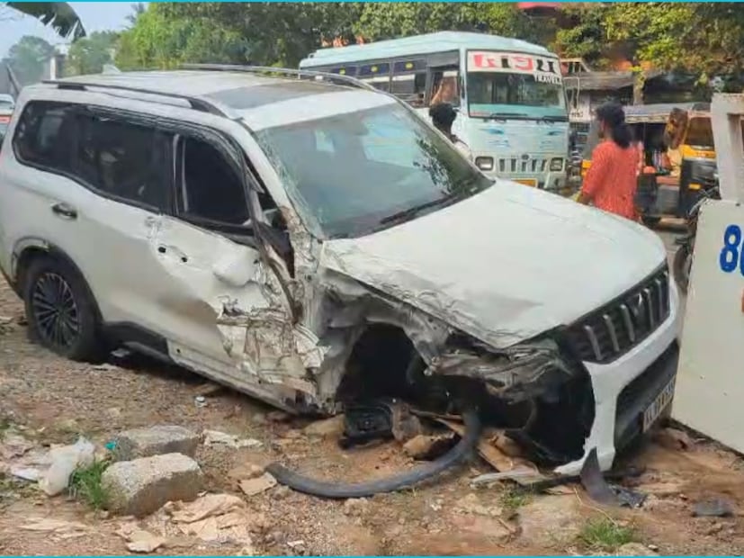  അപകടത്തിൽപെട്ട കാറിന്റെ മുൻവശം തകർന്നിട്ടുണ്ട്. പരിക്ക് പറ്റിയ കാർ ഡ്രൈവറെ കൊട്ടാരക്കര സ്വകാര്യ ആശുപത്രിയിൽ പ്രവേശിപ്പിച്ചു.
