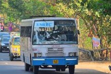 ഇടുക്കിയിൽ ഓടിക്കൊണ്ടിരുന്ന കെഎസ്ആര്‍ടിസി ബസിൽ നിന്ന് പുറത്തേക്ക് തെറിച്ചുവീണ് സ്ത്രീ മരിച്ചു